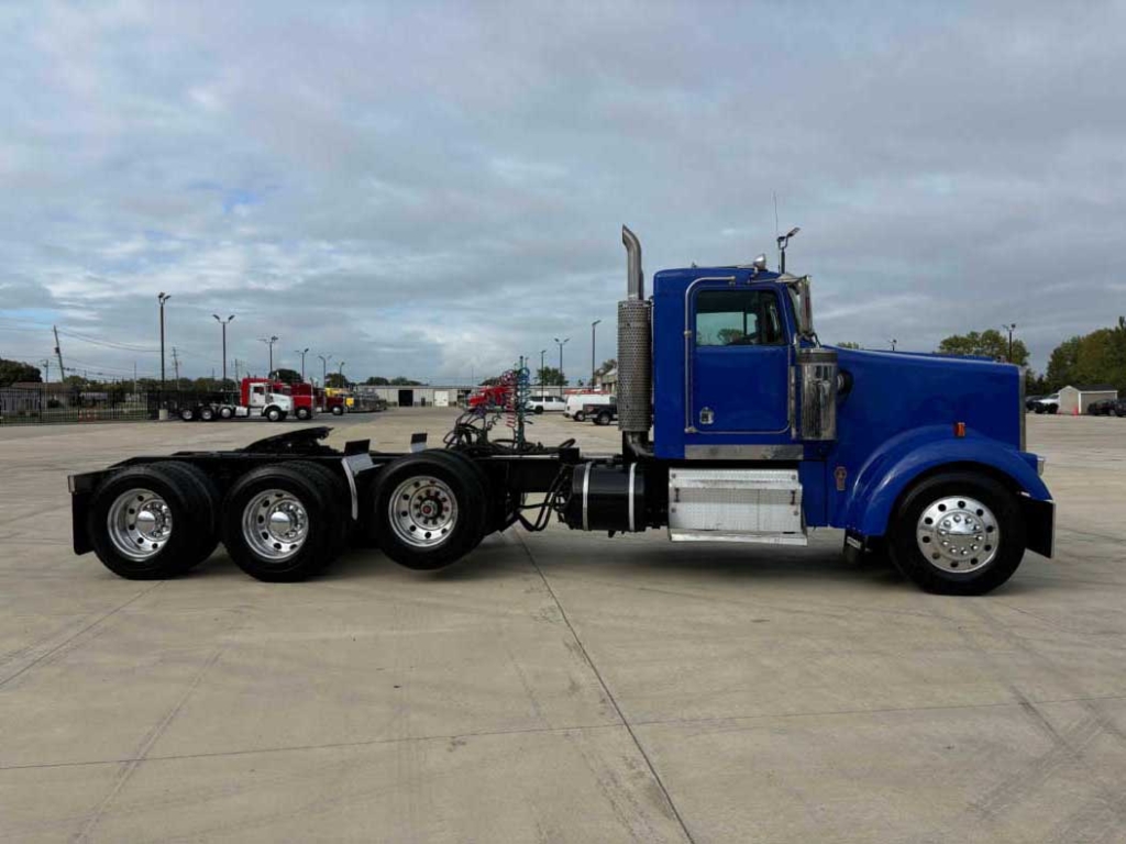 day cab semi truck exterior