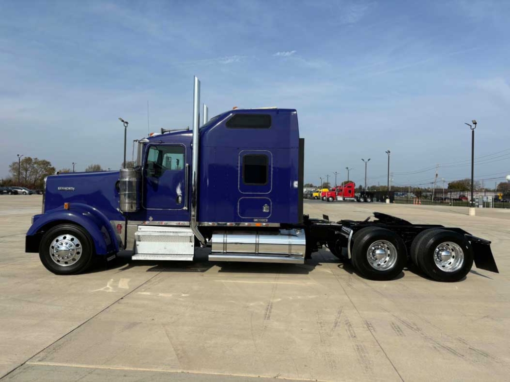 sleeper cab semi truck exterior